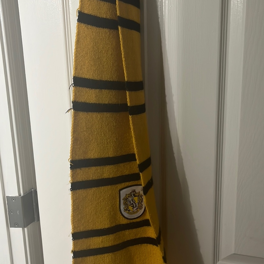 Hufflepuff scarf with logo